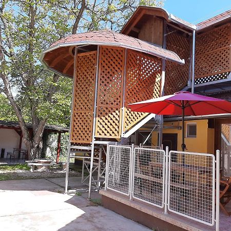 Gyopar Gyoengye Apartmanhaz Орошхаза Экстерьер фото