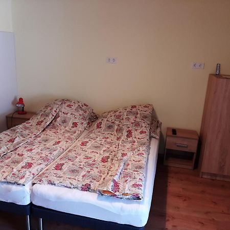 Gyopar Gyoengye Apartmanhaz Орошхаза Экстерьер фото