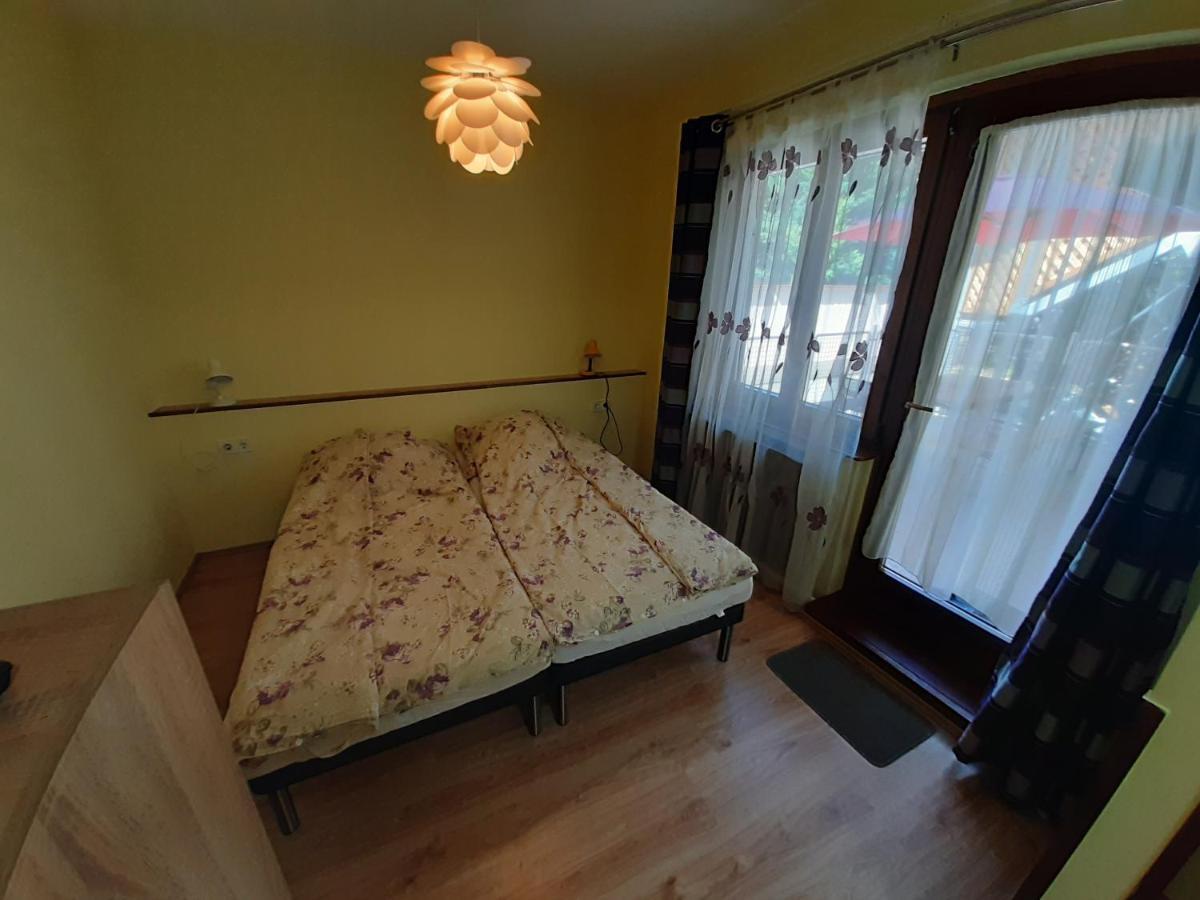 Gyopar Gyoengye Apartmanhaz Орошхаза Экстерьер фото