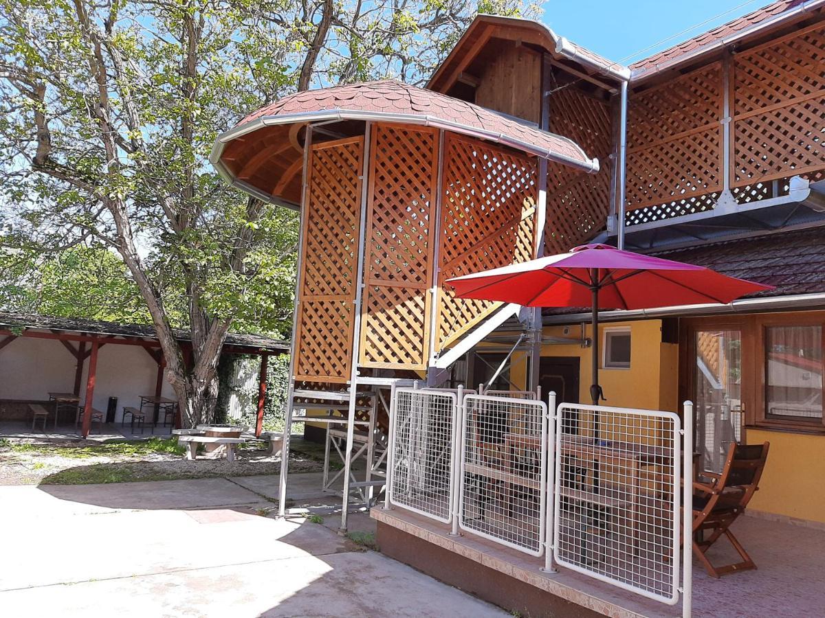 Gyopar Gyoengye Apartmanhaz Орошхаза Экстерьер фото