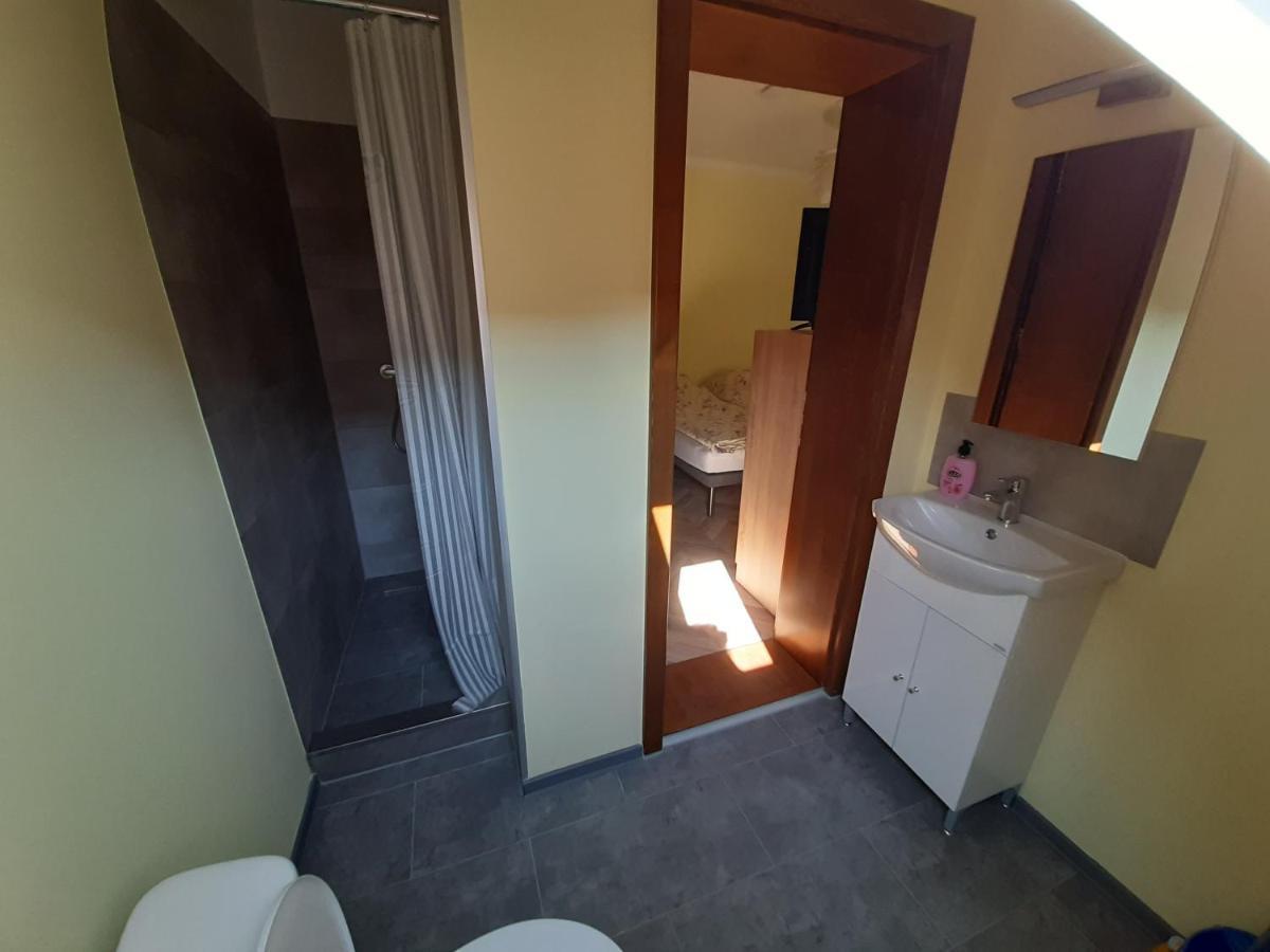 Gyopar Gyoengye Apartmanhaz Орошхаза Экстерьер фото
