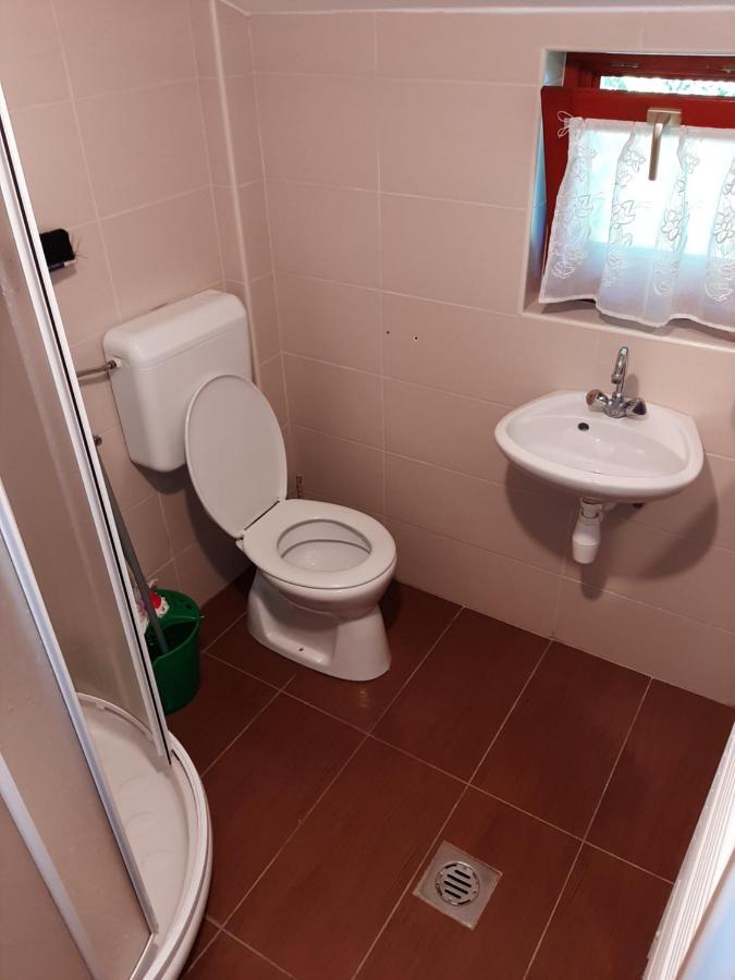 Gyopar Gyoengye Apartmanhaz Орошхаза Экстерьер фото