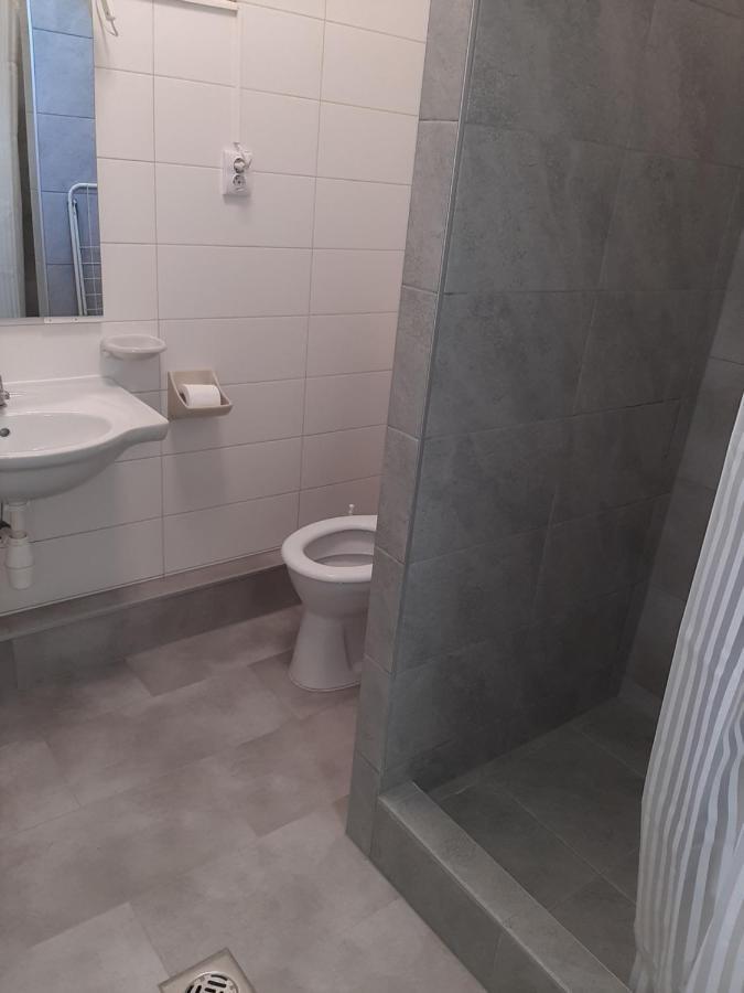 Gyopar Gyoengye Apartmanhaz Орошхаза Экстерьер фото